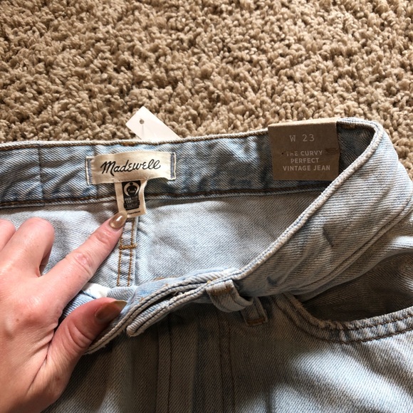 Madewell The Curvy Perfect Vintage Jean in light blue - Picture 10 of 11